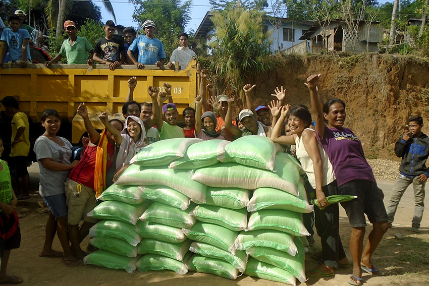 Residents of Barangay Bagumbayan in Magpet town, North Cotabato receive on Friday, 27 sacks of rice distributed by the SAGIPP and BALSA Mindanao. The groups said it is their second time to distribute rice to the barangay. The first one was last April 13 where they distributed 28 sacks of rice. (Contributed photo)