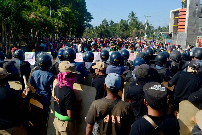 MULTIPLIERS. The forces of anti-riot police in the barricade in Kidapawan City include plainclothes men. This photo was taken a day before the violent dispersal took place today, April 1, 2016. (Earl O. Condeza/davaotoday.com)