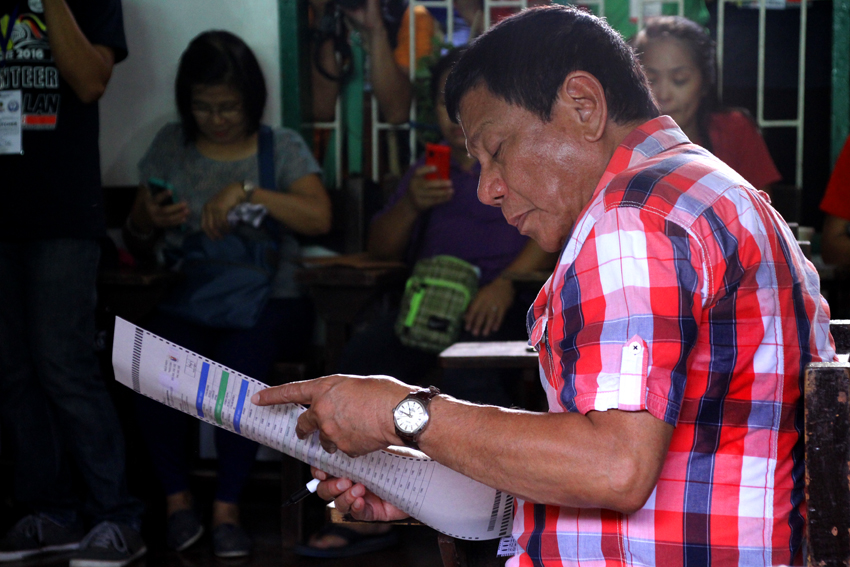 THE VOTE. At around 3:17 pm, Monday (May 9) Presidential aspirant Rodrigo Duterte casts his vote at the Daniel R. Aguinaldo National High School in Matina Aplaya, Davao City. (Ace R. Morandante/davaotoday.com)