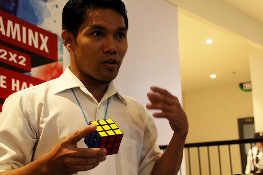 Marlente Baloro, Jr, national record holder for Multiple Blindfolded Solving  in the 3x3x3 catergory last mMarch 6, 2016 at the Rotary Club gym of Tagum City, explains how Rubik's Cube playing will stimulates brains specially children. The Philippine Cubers Association Davao Chapter will hold its 2nd Clash of Cubers this coming May 28 and 29. (Ace R. Morandante/davaotoday.com)