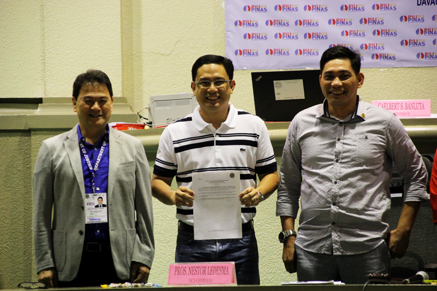 Atty. Manases Carpio, husband of Davao City mayor-elect Inday Sara Duterte-Carpio, receives the certificate of the canvass of votes on Wednesday at the Sangguniang Panglungsod on her behalf. Duterte-Carpio got 576,677 votes in the May 9 elections. (Ace R. Morandante/davaotoday.com)