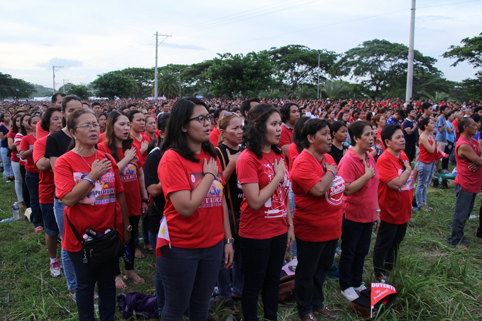 Thousands of supporters of Presidential aspirant Rodrigo Duterte gather in Davao City two days before the elections. The singing of the national anthem was also an attempt to break the Guinness World Record. (Ace R. Morandante/davaotoday.com)