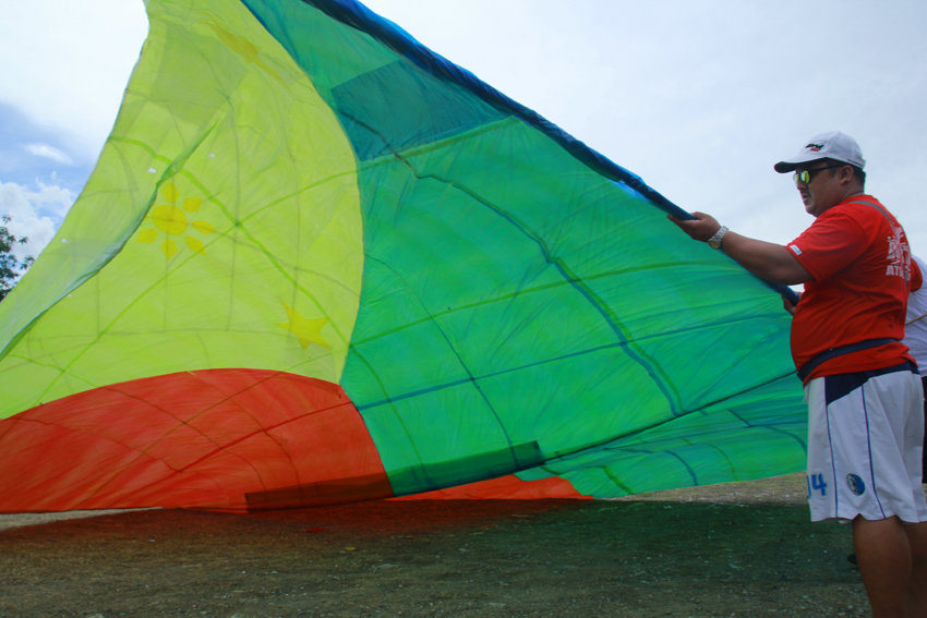 A huge kite is assembled in Sta Ana wharf in support for Presidential aspirant Davao City Mayor Rodrigo Duterte.(Ace R. Morandante/davaotoday.com)