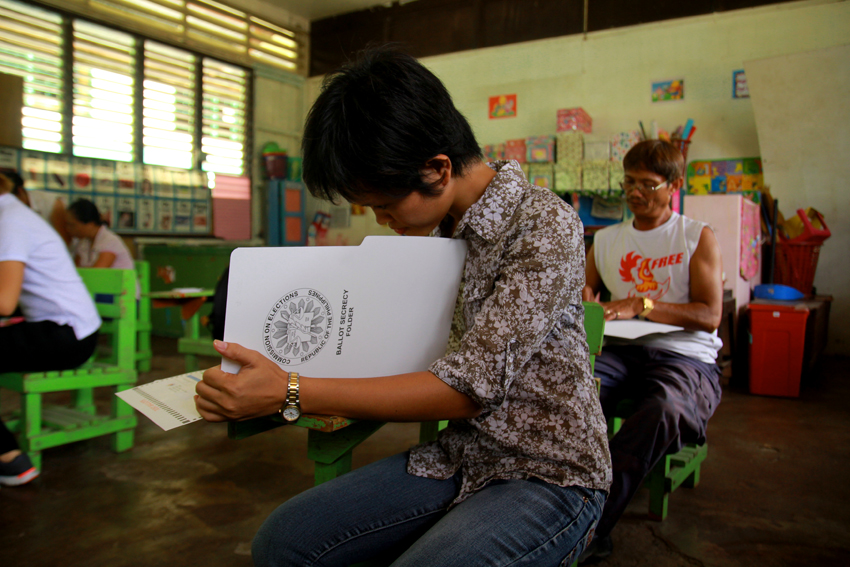 Residents in Barangay Buhangin participate  in the final testing and sealing of the voting counting machines (VCM) at the Buhangin Elementary School in Davao City. (Ace R. Morandante/davaotoday.com) 