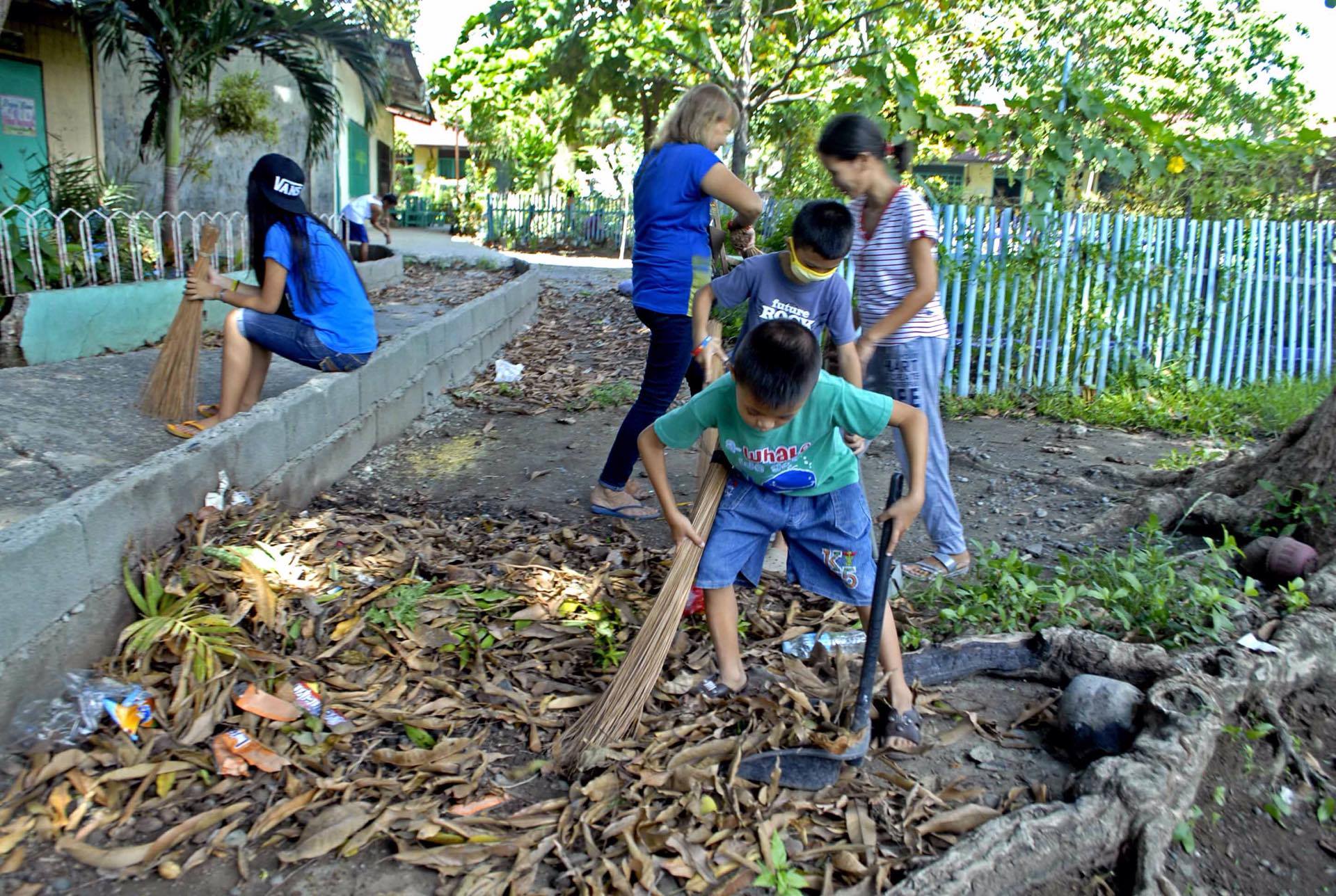 A young student in SIR Elementary School in Davao City helps clean the school premises to prepare it for the school opening on June 13. (Ace R. Morandante/davaotoday.com) 