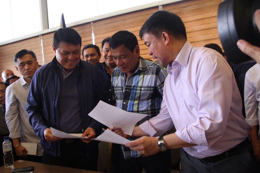 The Partido Demokratiko Pilipino Lakas ng Bayan (PDP-Laban) and the Nacionalista Party sign an agreement to support the programs of the incoming administration. From left, former Senator Manuel Villar, president of the NP and Senator Aquilino Pimentel, president of the PDP Laban. The agreement was signed Monday afternoon at the Matina Enclaves in Davao City. (Ace R. Morandante/davaotoday.com)