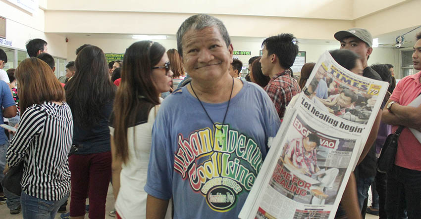 CHANGE HAS COME. A newspaper vendor shows the front page of the local newspapers in Davao City which features the overwhelming lead of Mayor Rodrigo Duterte in the presidential race. (Medel V. Hernani/davaotoday.com)