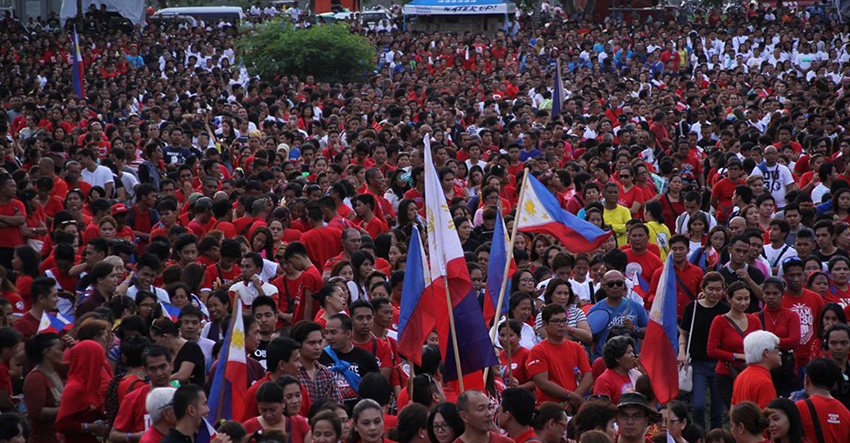 GUINNESS ATTEMPT. Tens of thousands of Davaoenos attempt to break a word record for the most number of people singing the national anthem in one location at the Crocodile Park here on Saturday. (Ace R. Morandante/davaotoday.com)