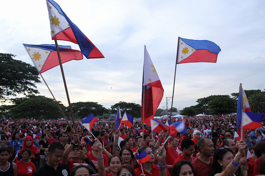 The official tally only recorded 94,584 Davaoeños gather by 5:00 pm at the Crocodile Park ground to sing the National Anthem simultaneously in a bid to break the Guinness World Record. The number was far from the targeted 300,000 but the crowd also showed support for Presidential aspirant Davao City Mayor Rodrigo Duterte. (Ace R. Morandante/davaotoday.com)