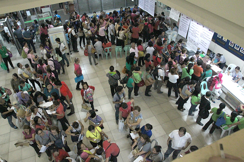 Teachers who served as Board of Election Inspectors in Davao City line up at the ground floor of the Sangguniang Panlungsod to get their honorarium for serving the 2016 elections. (Earl O. Condeza/davaotoday.com)