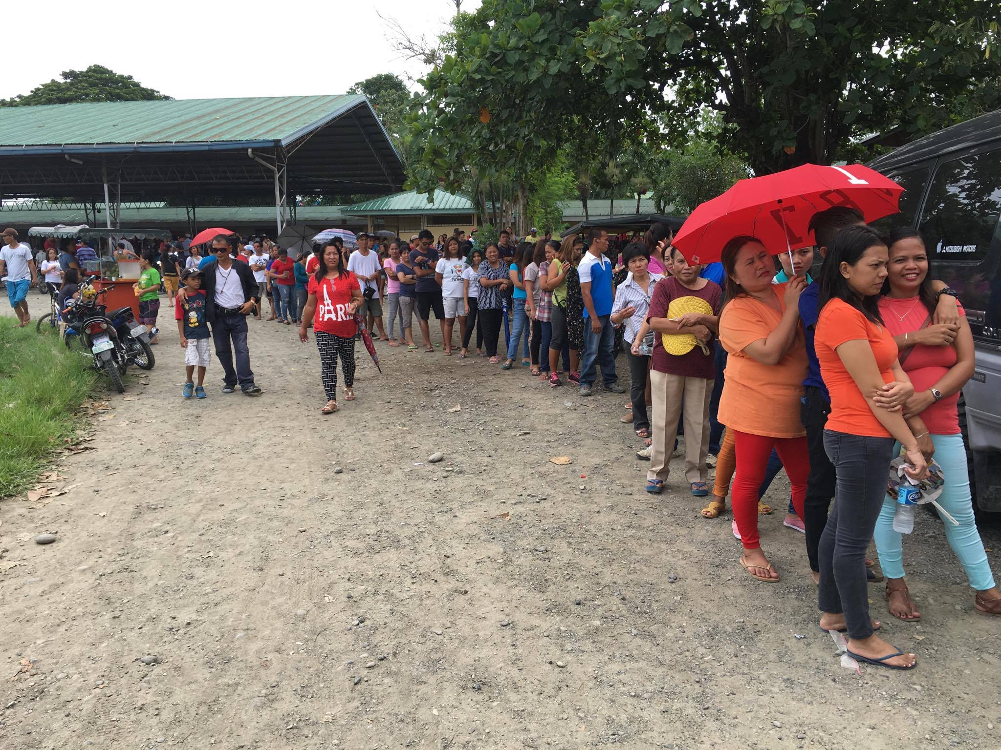 LONG QUEUE. Voters queue patiently in a clustered precinct at Sto. Tomas Central Elementary School on Monday morning. (Mart D. Sambalud/davaotoday.com)
