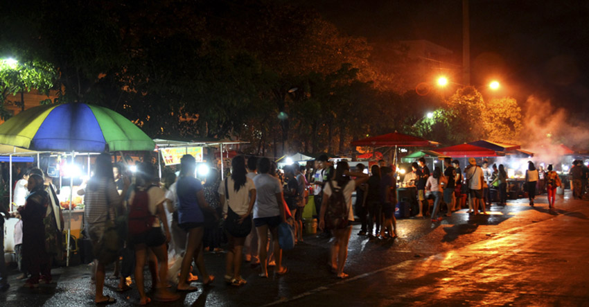 Night Market along Roxas Avenue, Davao City. (Ace R. Morandante/davaotoday.com)