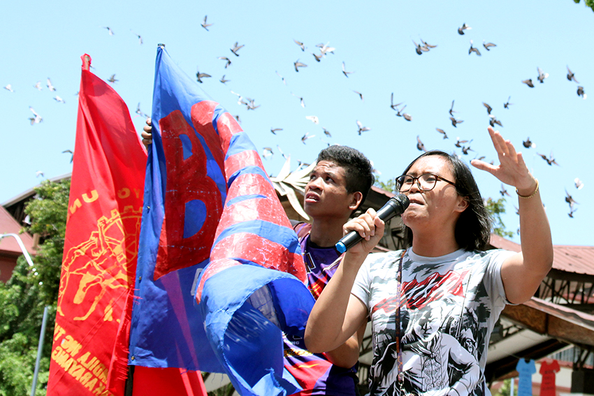 Doves fly high as youth leaders encourage the people to not vote for the Liberal Party as they did not do anything beneficial to the people. (Earl O. Condeza/davaotoday.com)