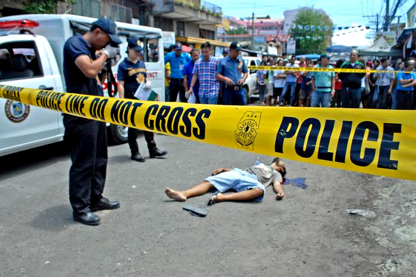 Another victim of gunmen riding in tandem lie along a street pavement in downtown Bonifacio Street in Davao City. Witnesses said Rolly Magaso, 36, was shot dead at around 11:20 am Friday. Police said the victim was a suspected thief. (Ace R. Morandante/davaotoday.com)