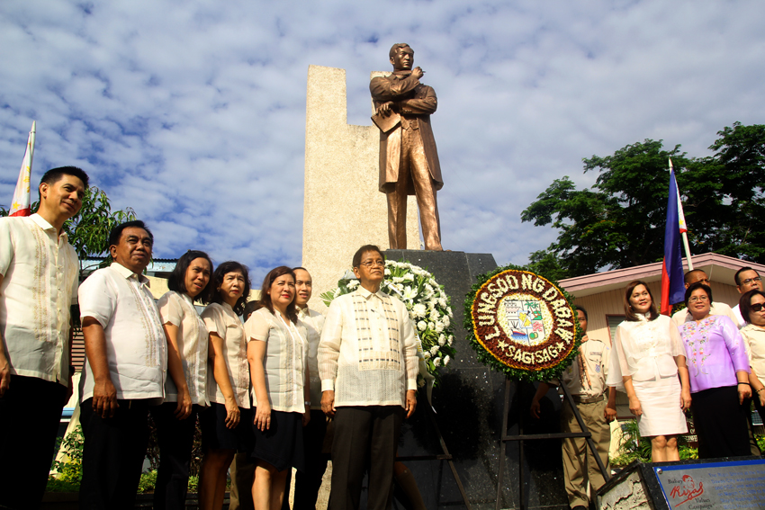 The local Government of Davao City celebrates the 118th anniversary of the Philippine Independence Day and givea tribute in  front of the statue of the P hilippine hero, Dr. Jose Rizal at the Rizal Park, Sunday morning. (Ace R.Morandante/davaotoday.com)