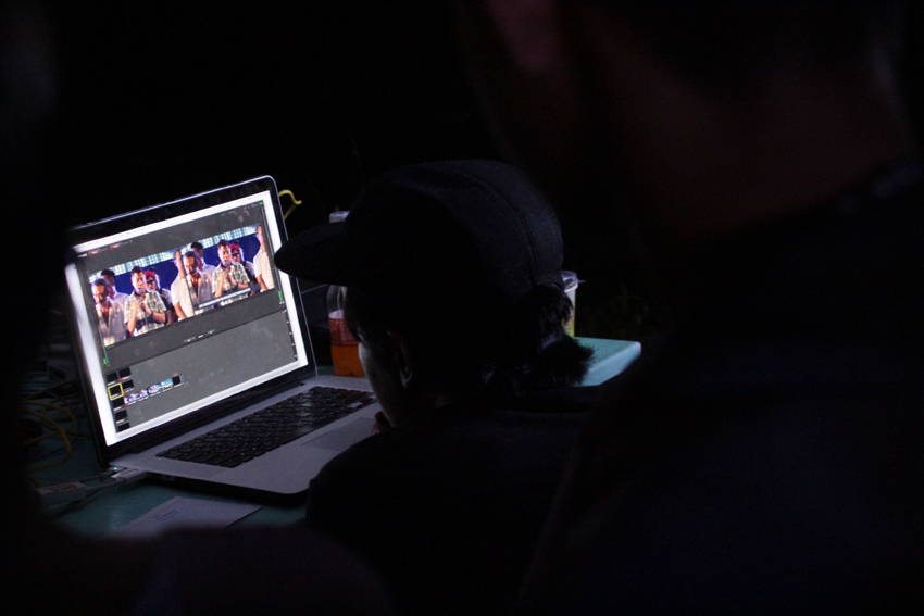 MINI SCREEN. Since they are far from the stage where President-elect Rodrigo Duterte is delivering his speech, some of the attendees watch him from a laptop put up by a media outfit covering the event. 