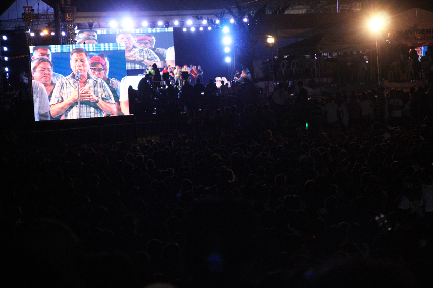 LISTENING. Amidst the rain, the crowd stay to listen to the speech of President-elect Rodrigo Duterte. 