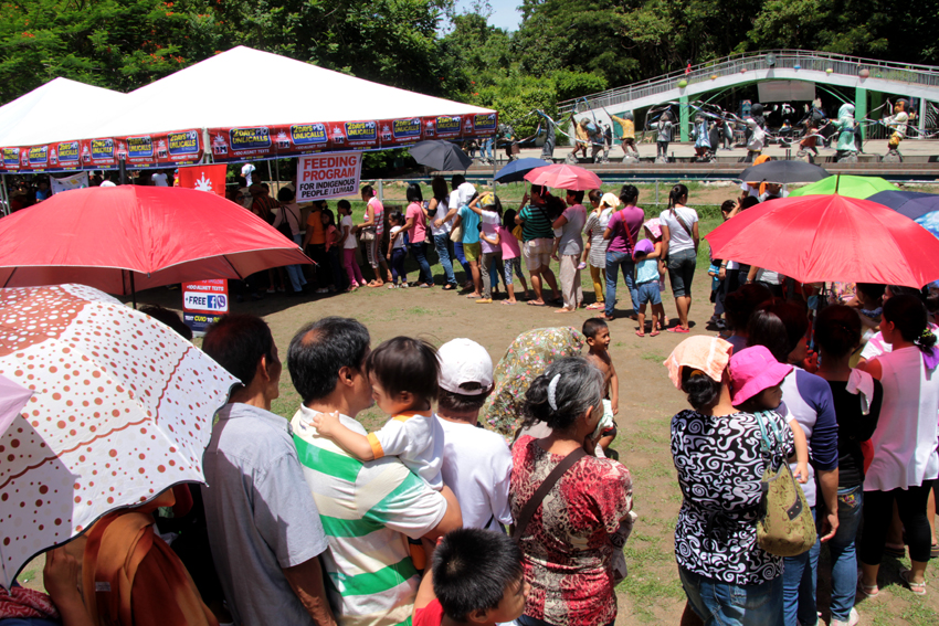 FEEDING PROGRAM. Davaoeños line up for free food and medical mission organized by the Junior Chamber International (JCI) in Davao inside the People's Park, Saturday, June 4. The organizers said the activity is part of the thanksgiving party for the victory of President-elect Rodrigo Duterte. (Ace R. Morandante/davaotoday.com)