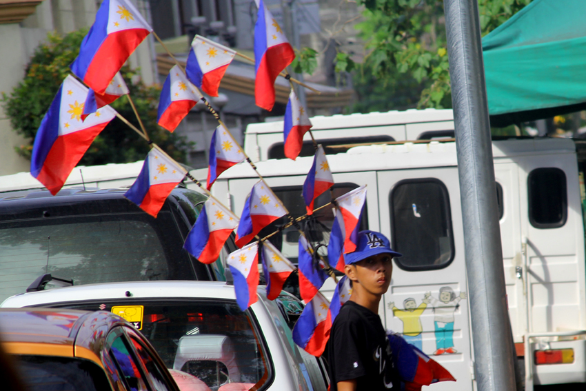 On Independence Day, a man vends flaglets along San Pedro Street in Davao City.(Ace R. Morandante/davaotoday.com)