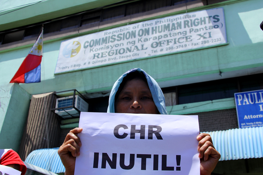 INEFFICIENT. A protester hold a placard in front of the Commission on Human Rights Region XI office in Davao City to criticize the inefficiency of the agency in resolving the killings of three civilians in Paquibato district a year ago. Three civilians were killed on June 14, 2015 after members of the Army fired at a house where they said they were about to serve warrants of arrest for alleged NPA members. (Ace R.Morandante/davaotoday.com)