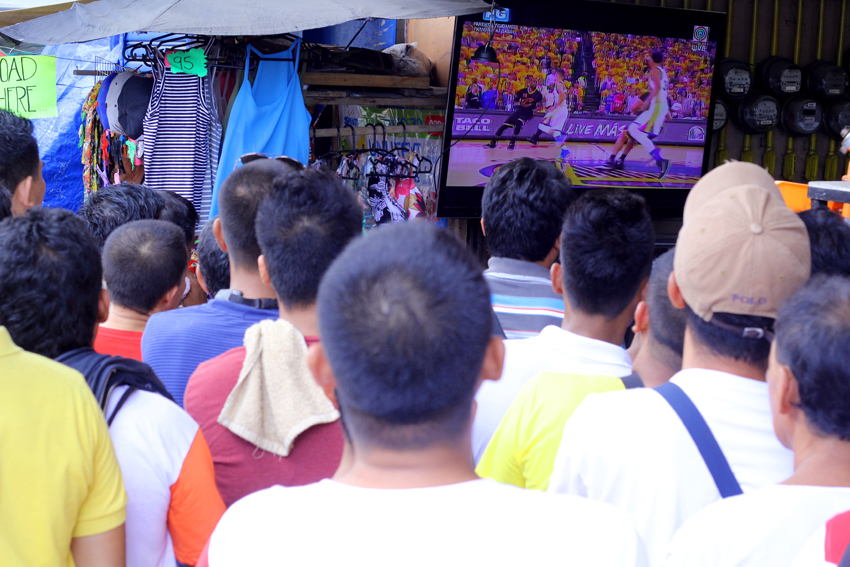 A wide screen television was displayed by a pawnshop in San Pedro street,showing the recent basketball game of the NBA, while passersby stop for a while to watch the game. (Ace R. Morandante/davaotoday.com)