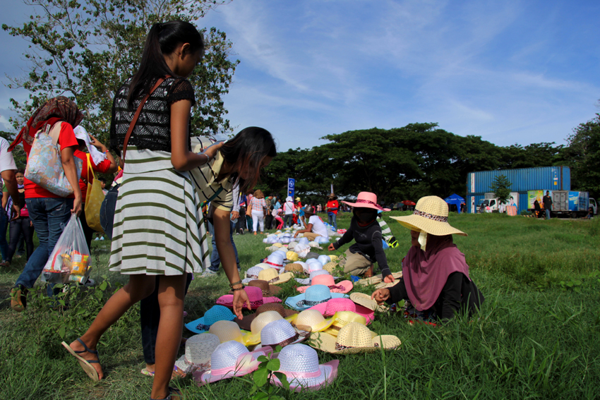 HOT ITEM. Because of the heat, small businessmen find selling hats inside the park as opportunity for additional income.  