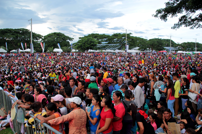 MASSIVE CROWD. Thousands of attendees bring their family to join the thanksgiving party for Duterte. Some of them were also expecting to see celebrities from Manila.