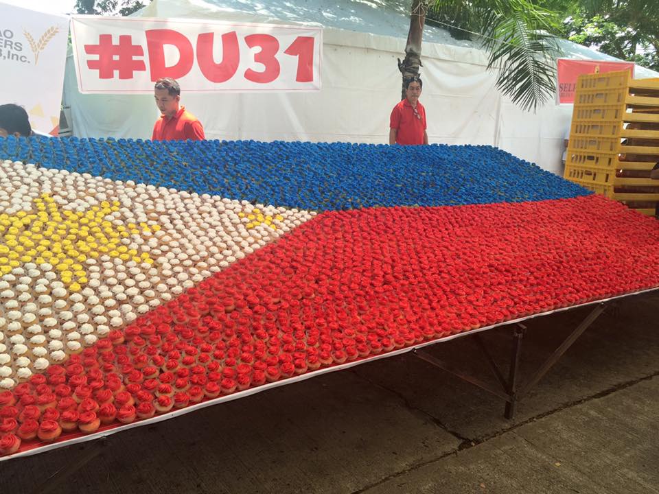 5,000 CUPCAKES. Members of the Davao Bakers' Club and students of the Philippine Baking Institute prepare a giant Philippine flag made of 5,000 cupcakes for the thanksgiving party for President-elect Rodrigo Duterte at the Crocodile Park on Saturday, June 4.(Photo by the Davao Bakers' Club Inc.) 