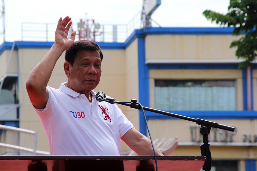 FAREWELL. President-elect Rodrigo Roa Duterte waves his hand to say goodbye to government employees at the City Hall of Davao on Monday, June 27. The former city mayor will take his oath as President of the country on June 30 in Malacañang. (Ace R. Morandante/davaotoday.com)
