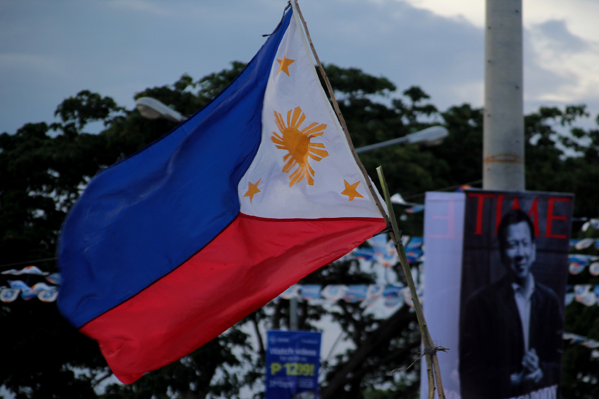 FLAG. Supporters bring Philippine flag tied in a makeshift pole.  