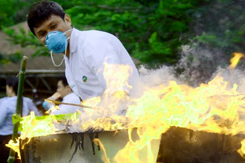     A Philippine Drug Enforcement Agency XI agent burns P2.1 million worth of illegal drugs on Monday afternoon, June 27 at the Magsaysay Park in Davao City.(Ace R.Morandante/davaotoday.com) 
