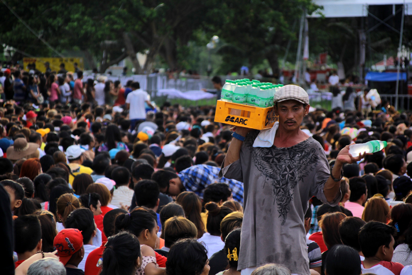 THIRSTY? Aside from hats, water is also an in-demand product during the party at the Crocodile Park. This man is walking around to find customers.  