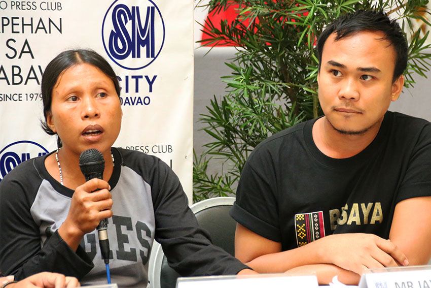 Mary Jane Basilisco, widow of Johnny Basilisco narrated during the regular Kapehan sa Dabaw at SM City on Monday the circumstances that led to the killing of her husband by a CAFGU member in Loreto, Agusan del Sur. At the right is Jay Apiag (right) of KARAPATAN-Southern Mindanao Region who reported the alarming rise of extra-judicial killings in the region from May to June of 2016 and believed to be perpetrated by government agents. (Alex D. Lopez/davaotoday.com)