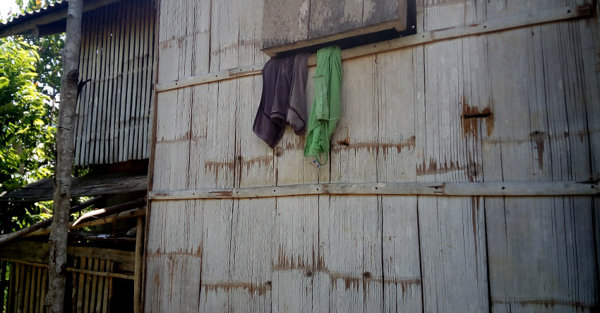 MARKINGS. Bullet holes pepper the wall of this house when armed men believed to be soldiers strafed the house on June 2, Thursday dawn. (Earl O. Condeza/davaotoday.com)