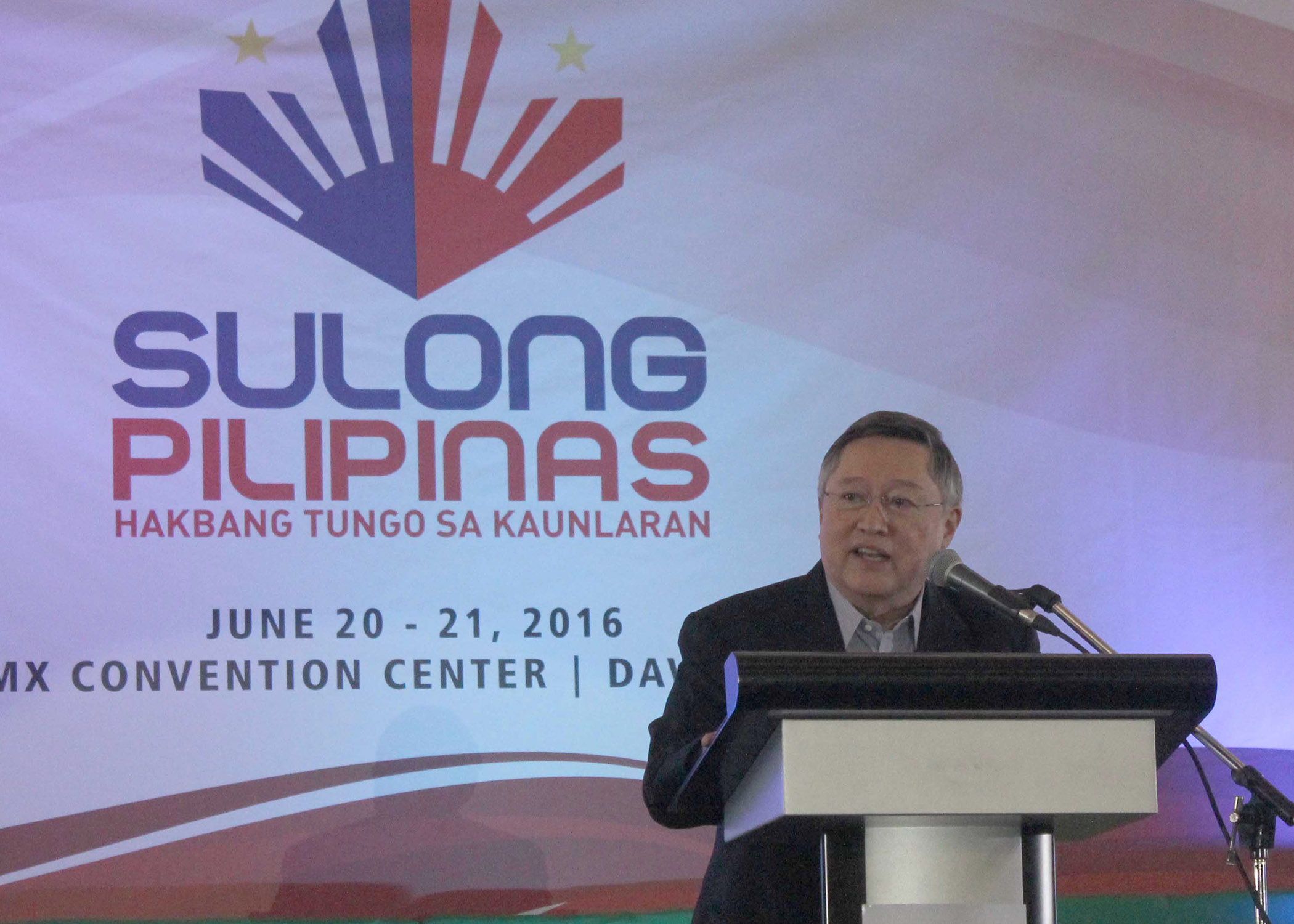 10-POINT ECONOMIC PROGRAM. Incoming Finance Secretary Carlos Dominguez explains the 10-point socio-economic program of the Duterte administration before hundreds of representatives of various businesses at the the SMX Convention Center on Monday, June 20. The conference aims to discuss the economic agenda and submit recommendations to President-elect Rodrigo Duterte. (Medel V. Hernani/davaotoday.com)