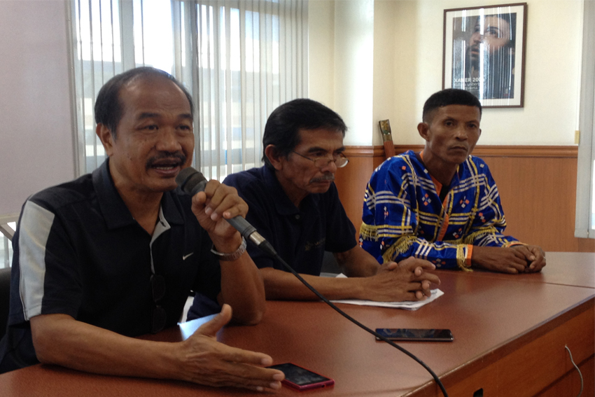 Dr. Chito Medina explains how they teach farmers in securing food that are resilient to climate change. (From left to right) Virginia Nazareno, Luzon farmer; Dr. Chito Medina, MASIPAG; Carlito Seguiro, Visayas farmer Datu Isidro Indao, Mindanao farmer. (Evan Michael S. Clerigo/davaotoday.com)