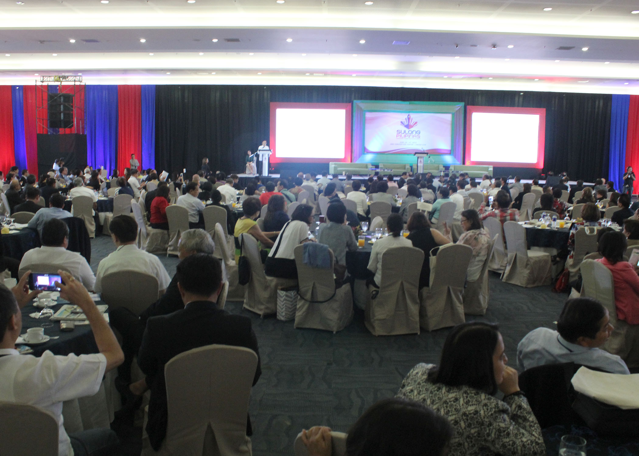 BUSINESS SECTOR. Hundreds of representatives of the business sector from across the country gather for the two-day Sulong Pilipinas: Hakbang Tungo sa Kaunlaran (Move Forward Philippines) consultation workshop to promote inclusive growth. The conference started on Monday, June 20 at the SMX Convention Center in Lanang, Davao City. (Medel V. Hernani/davaotoday.com)