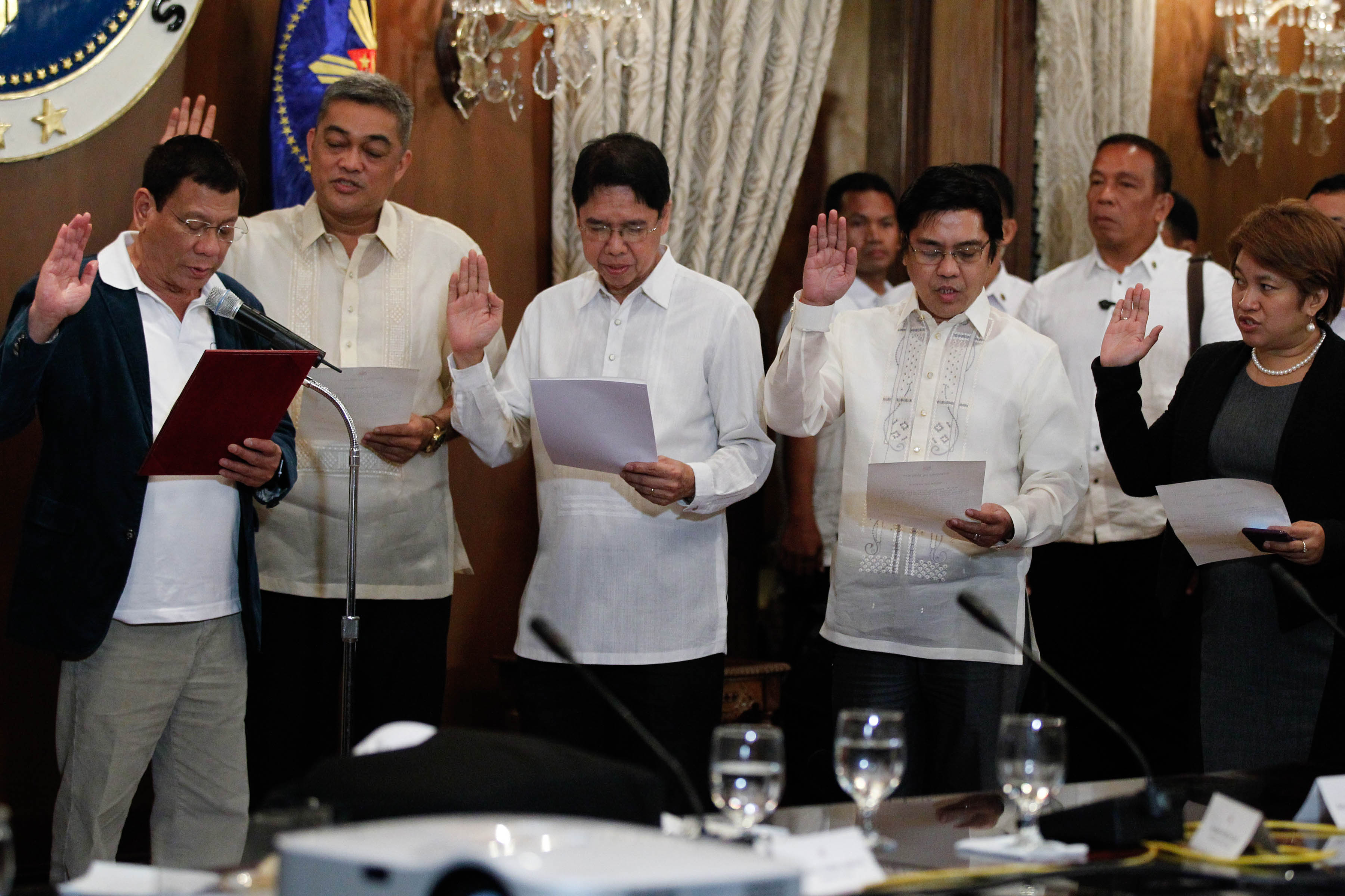 President Rodrigo R. Duterte administers the oath of office for newly-appointed members of the Government of the Philippines (GPH) Peace Panel at the State Dining Room of the Malacañan Palace on Monday evening, July 18, 2016. Joining the GPH Peace Panel are (from left to right) Hernani Braganza, Atty. Rene Sarmiento, Atty. Noel Felongco and Atty. Angela Librado-Trinidad. TOTO LOZANO/PPD