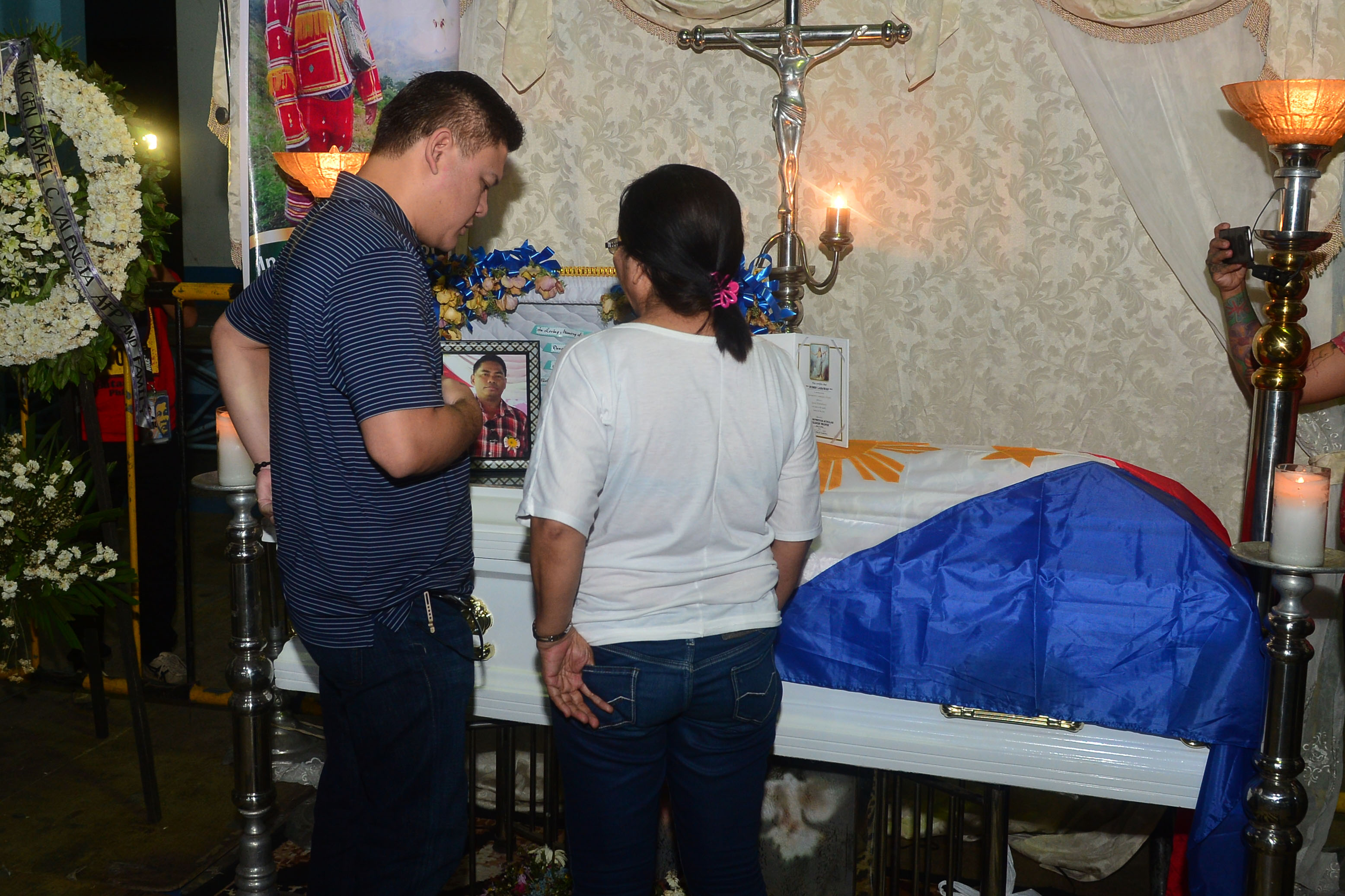 TRIBAL LEADER'S WAKE. Acting City Mayor Paolo Z. Duterte visits the wake of Datu Ruben A. Labawan at the Davao City Recreation Center Thursday, morning. Labawan, a tribal leader in Paquibato district, Davao City, was killed by the New Peoples Army on July 6 for his alleged anti-Communist activities. (City Information Office)