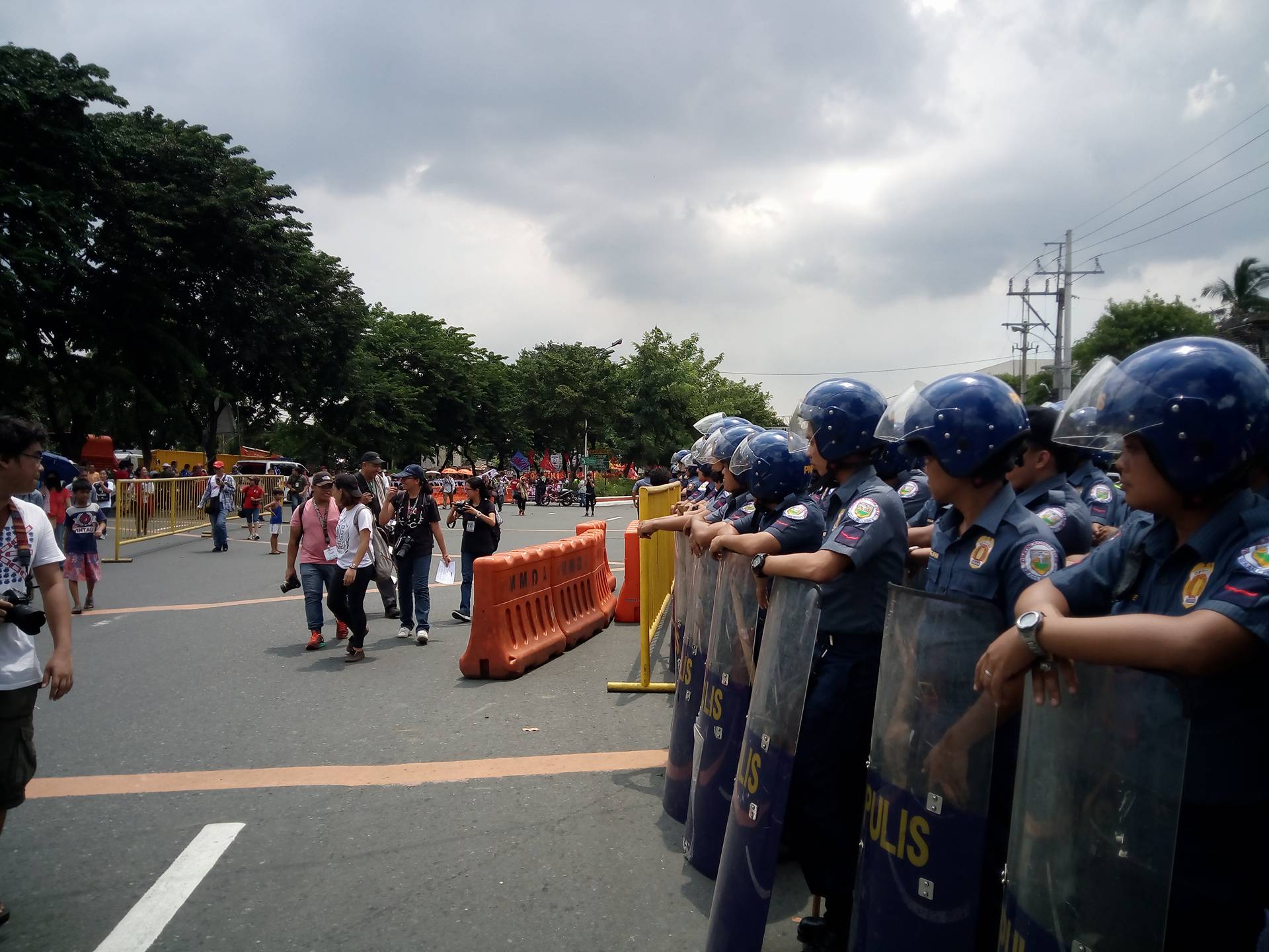 NO MORE TENSION. With only a few barricades, there was generally no tension between rallyists and police forces during President Rodrigo Duterte's first State of the Nation Address in Manila on Monday, July 25. (Earl O. Condeza/davaotoday.com)