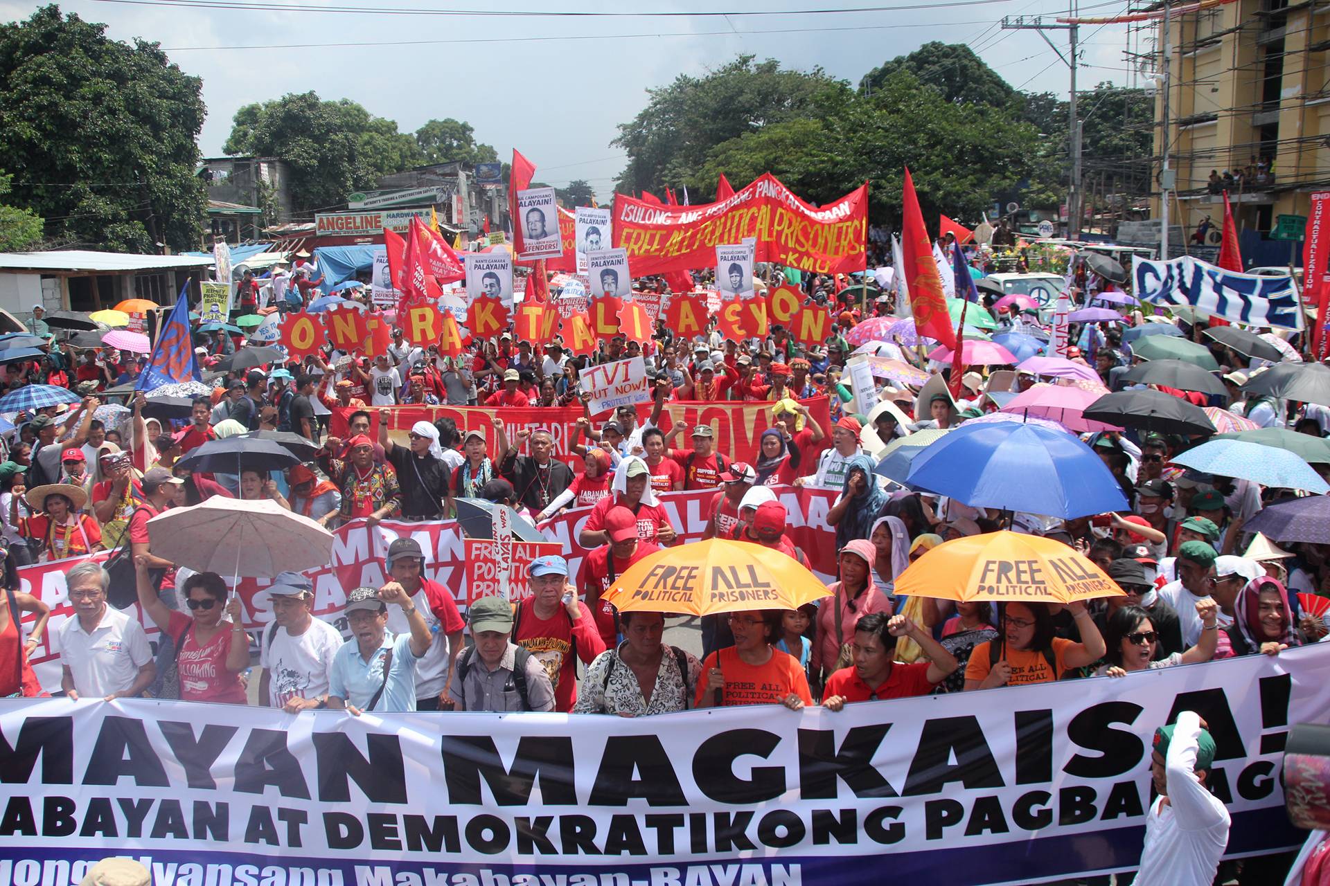 SONA RALLY. Thousands march along Commonwealth Avenue in Quezon City for the ‘People’s State of the Nation Address’ during the first SONA of President Rodrigo Duterte on Monday, July 25. The march ended in the Batasan road where the rallyists held their program some 300 meters away from the Batasan Complex . (Earl O. Condeza/davaotoday.com)