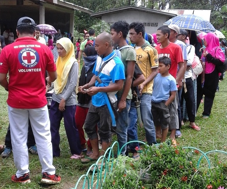  Affected families of the armed fighting in Basilan province ine up to receive relief goods. (Photo from the Philippine Red Cross)