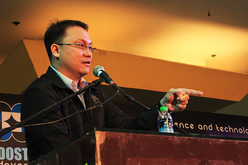 TECH TALK. Police Chief Inspector Allan S. Cabanlong, chief of the Regional Information Technology Management Office in Region I, warned the public about the dangers of sharing too much personal information in social media in forum about Cybersecurity in a science fair organized by the Department of Science and Technology held at NCCC Mall activity Center, Davao City on Tuesday, July 26. (Paulo C. Rizal/davaotoday.com) 