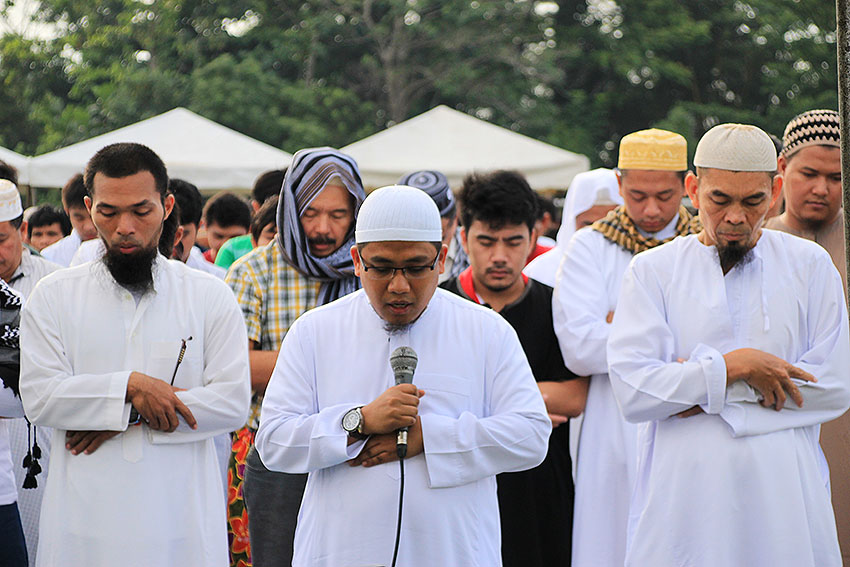 An imam leads the whole community in prayer. (Paulo C. Rizal/davaotoday.com)