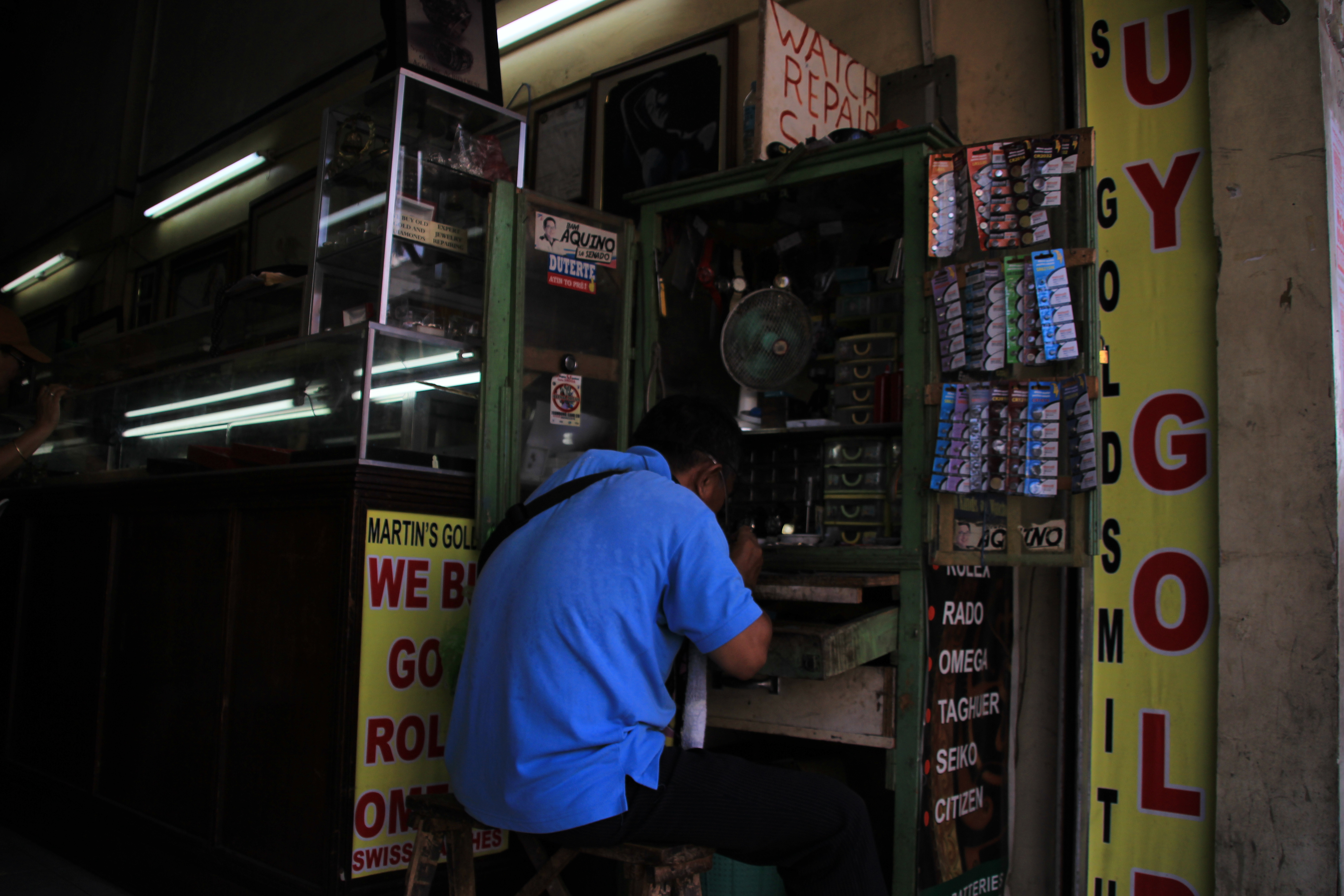 NO TIME. A repairman has no-day off as he  fixes  watches even during weekends.(Paulo C. Rizal/davaotoday.com)