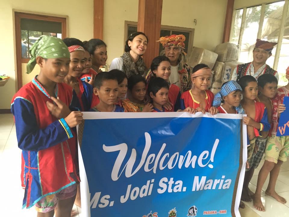Actress Jodi Sta. Maria poses with Lumad students and Datu Monico Cayog of the Kusog sa Katawhang Lumad sa Mindanao during her visit to the evacuees at the United Church of Christ in the Philippines Haran compound in Davao City. (Photo by Glades Jane Maglunsod)