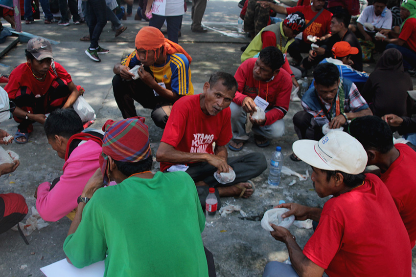 LUNCH BREAK. Before reaching the House of Representatives (Batasan Complex), marchers rest at noon time for a lunch break.