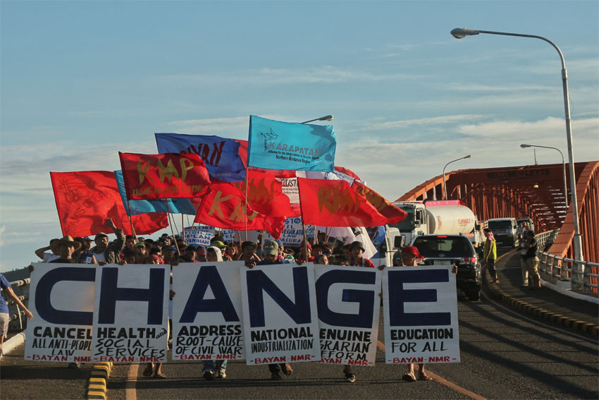 MARCH TO MANILA. Hundreds of delegates of Manilakbayan para sa SONA from Mindanao, along with members of progressive groups from Eastern Visayas march in San Juanico bridge connecting Leyte and Samar islands on Wednesday afternoon, July 20. The delegates are traveling towards Manila to attend the first State of the Nation Address of President Rodrigo Duterte. (Earl O. Condeza/davaotoday.com)