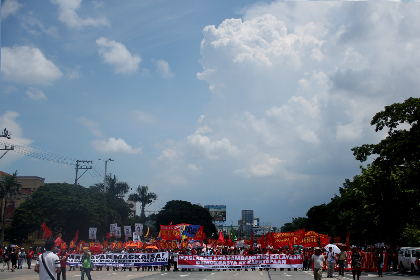 The mobilization proceed with all groups taking all the six lanes along Commonwealth Avenue, three kilometers away from the Batasan Complex. 