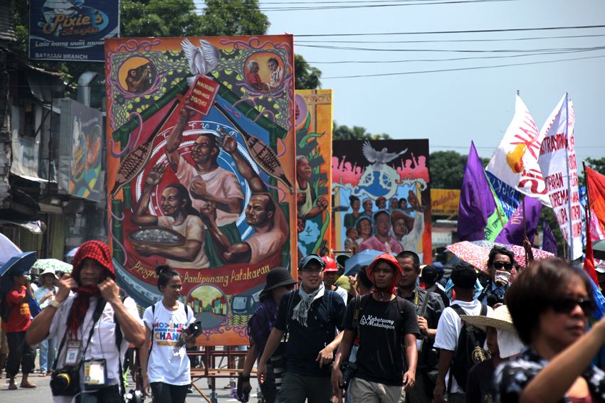 MURALS. Instead of burning large effigies, the rallyists bring six large murals that depict the people's agenda they want to President Rodrigo Duterte to prioritize.